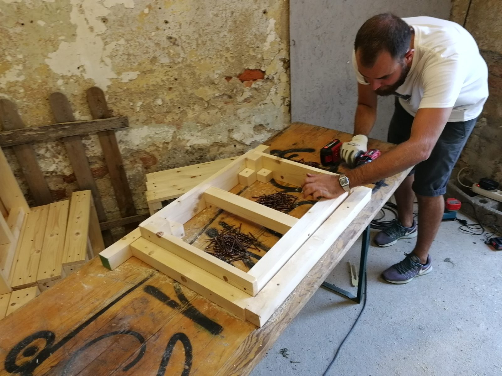 Cantiere Cerchio — taglio degli spicchi di tavola