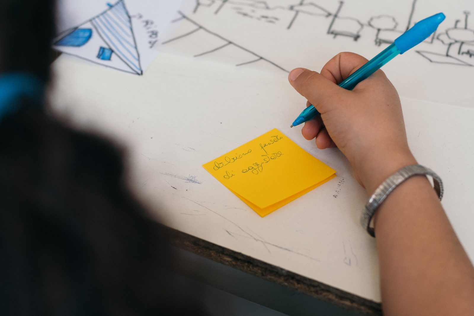Colla Lab II Fase 1 — sessione di co-valutazione con post-it rosa e verdi