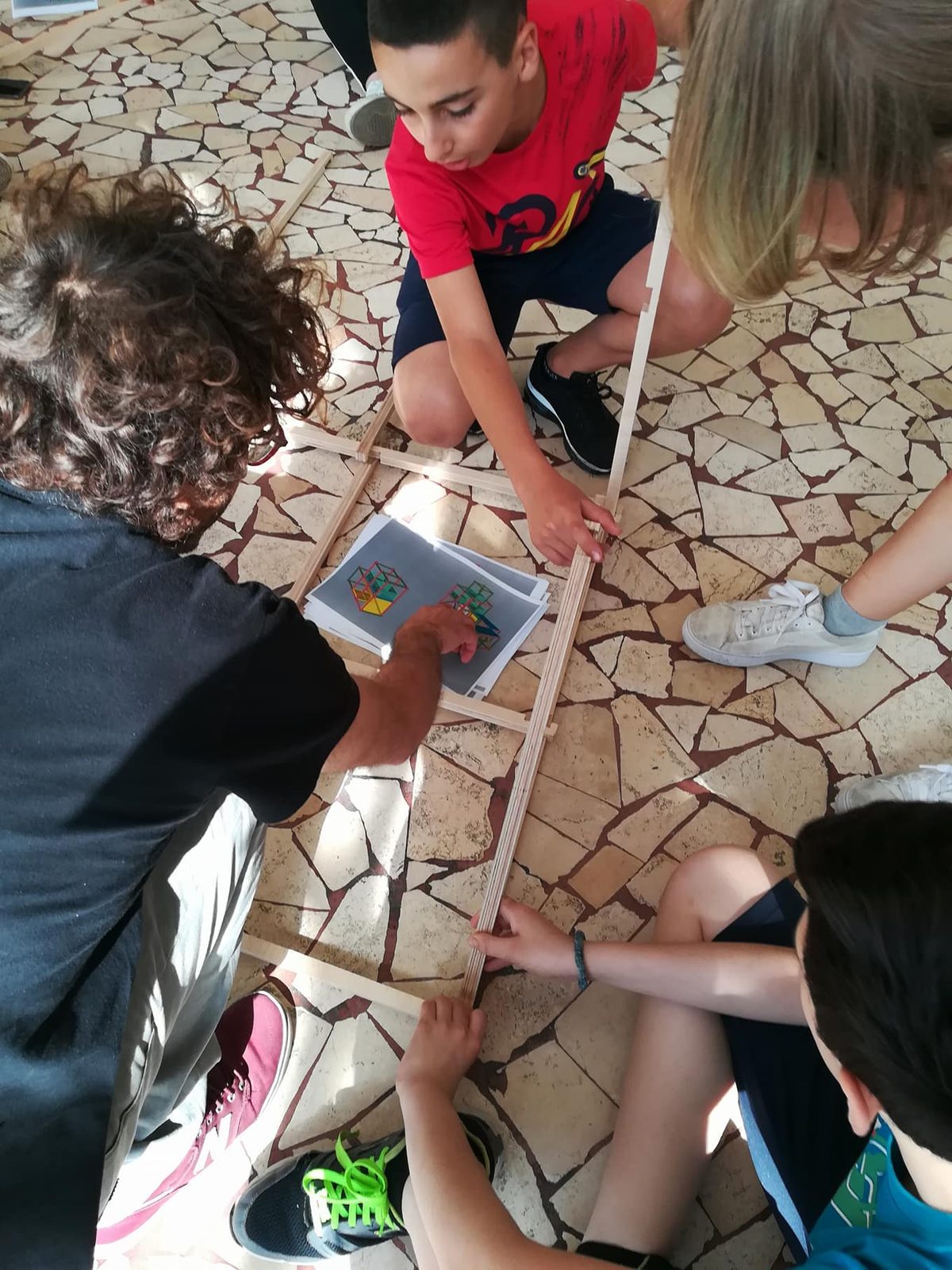 Colla Lab III — ragazzi al lavoro durante l'assemblaggio della serra, Vitulazio 2018