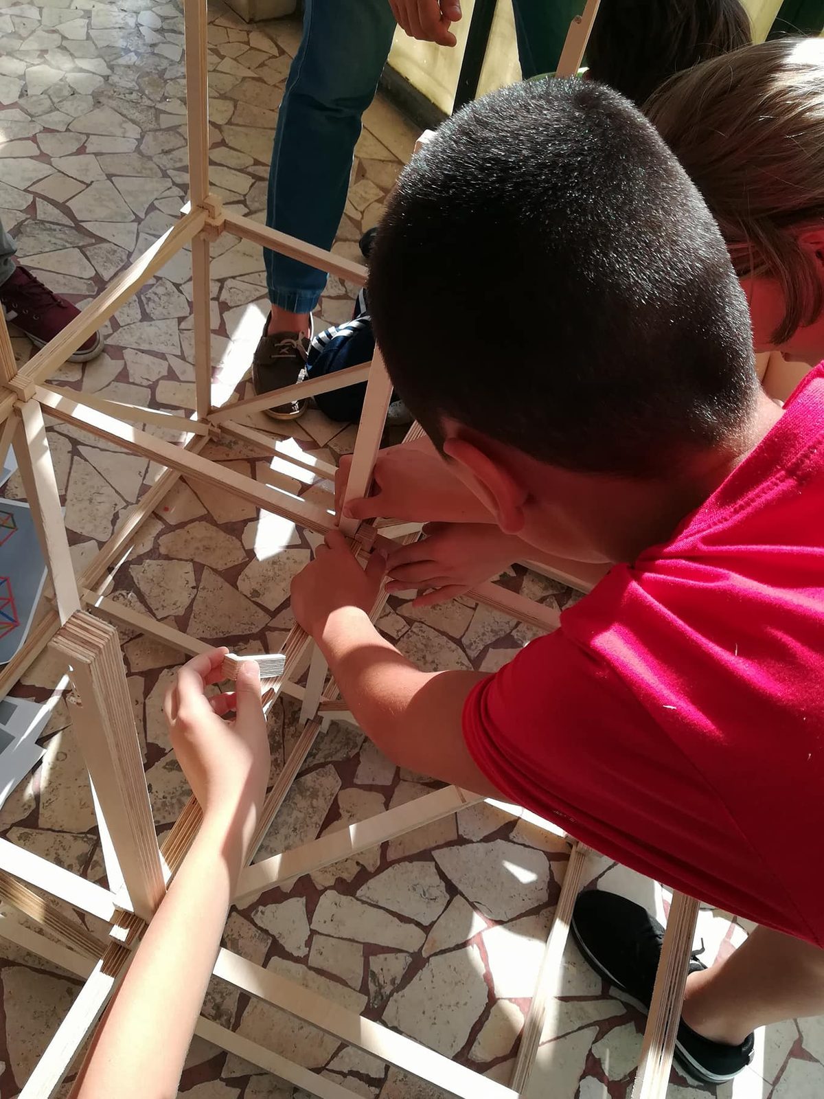 Colla Lab III assemblaggio — rifinitura e dettagli finali con i ragazzi