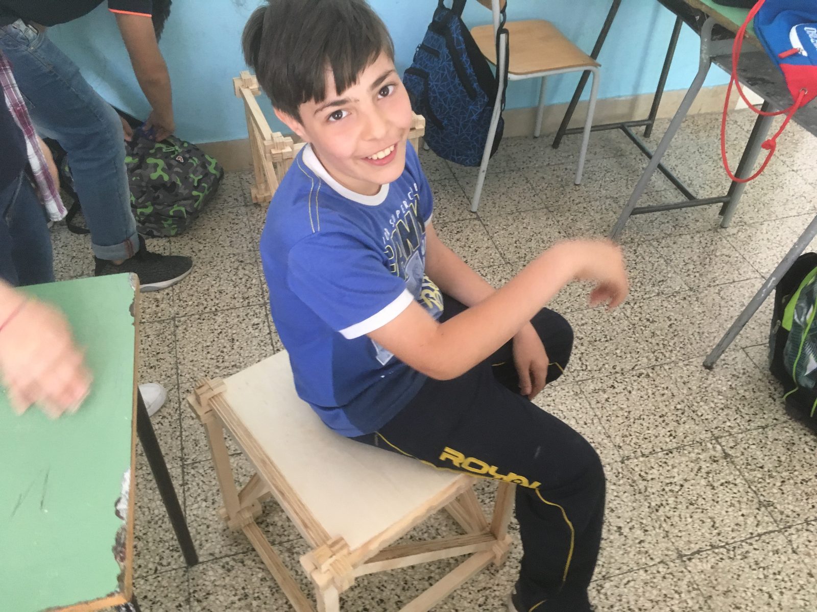 Colla Lab III Fase 2 — ragazzi al lavoro sulla carpenteria della serra