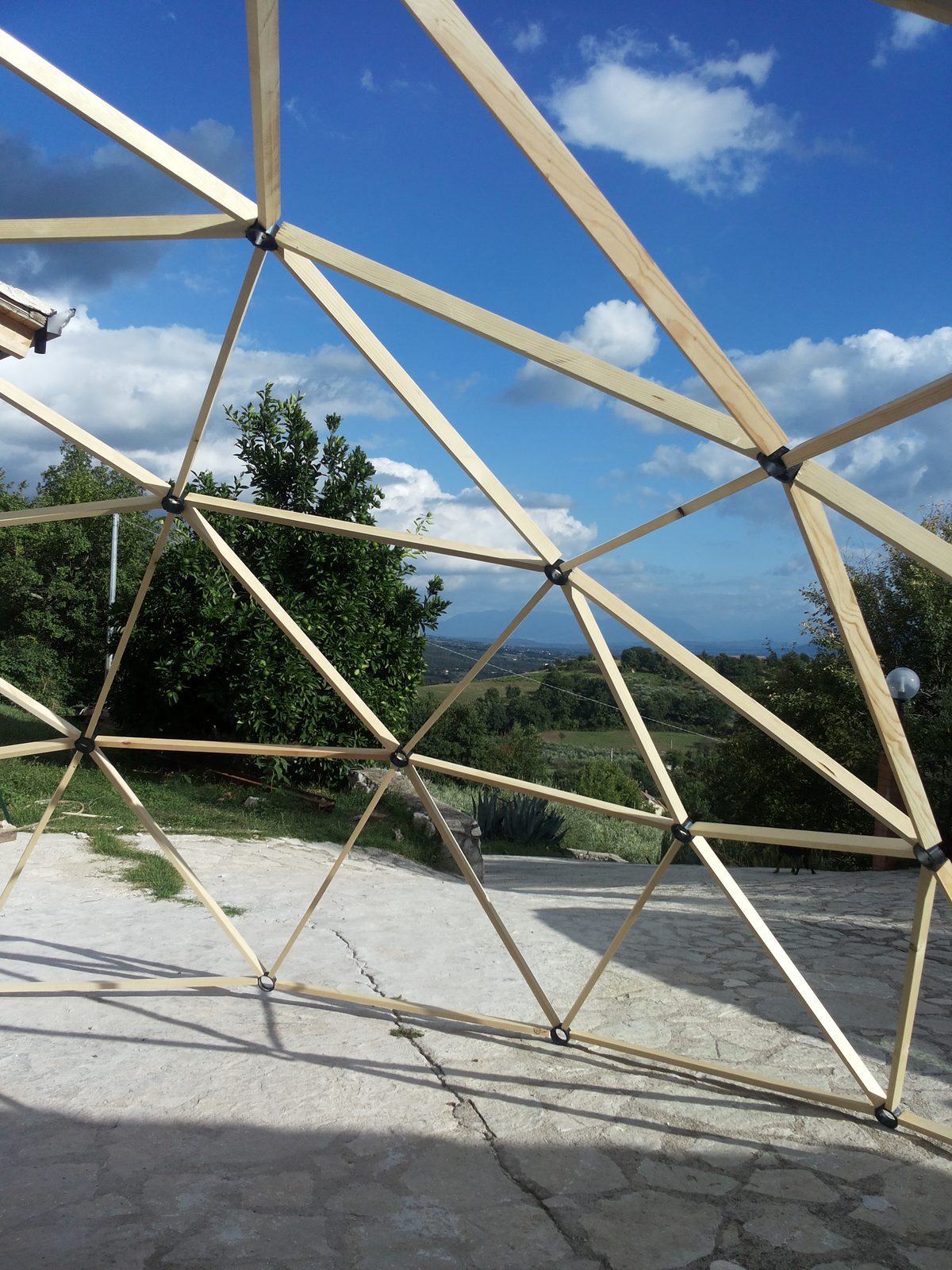 Dettaglio struttura geodetica — nodi in PVC e listelli in abete