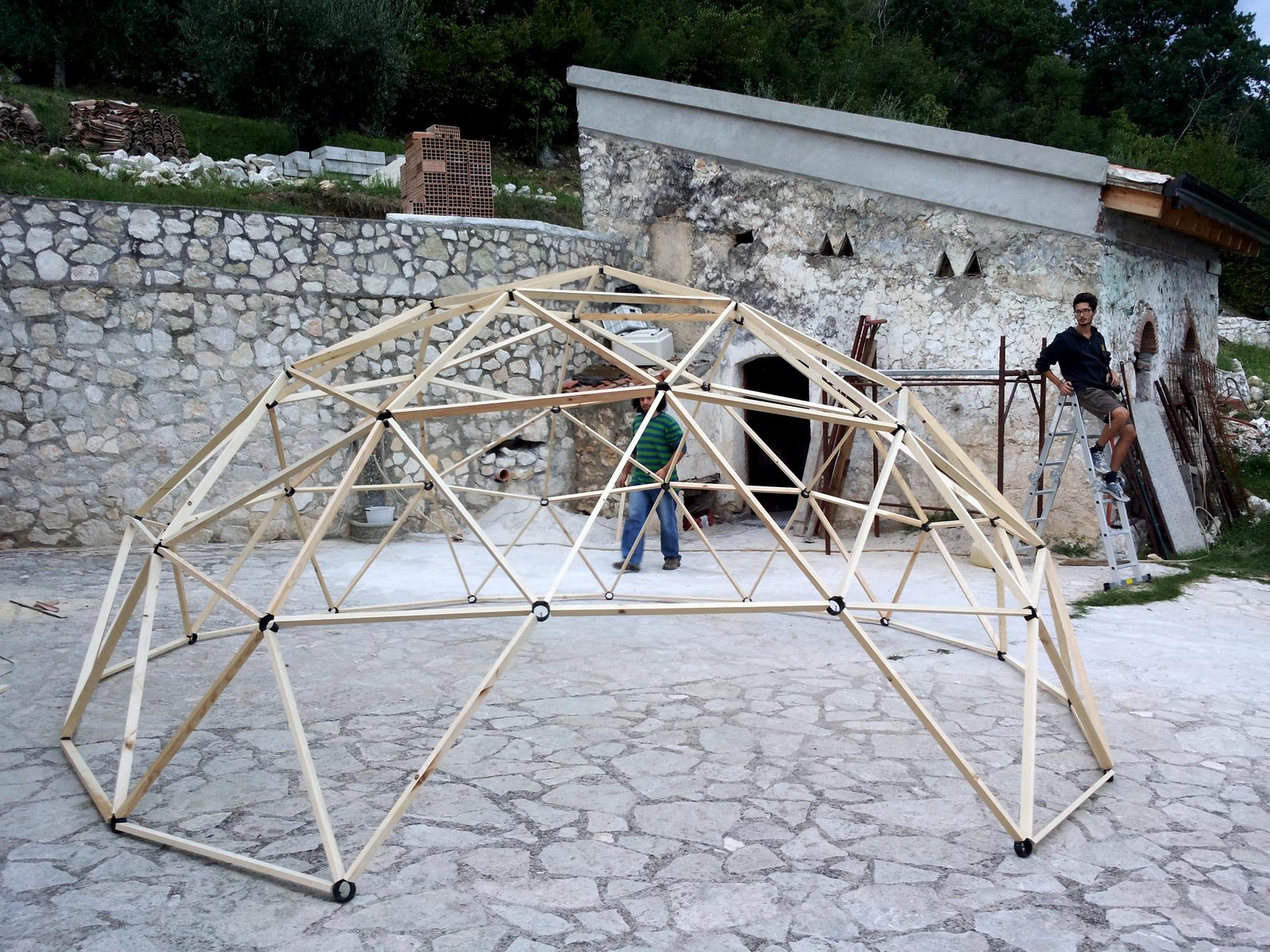 Team Colla durante la costruzione — Puliamo il Mondo 2013