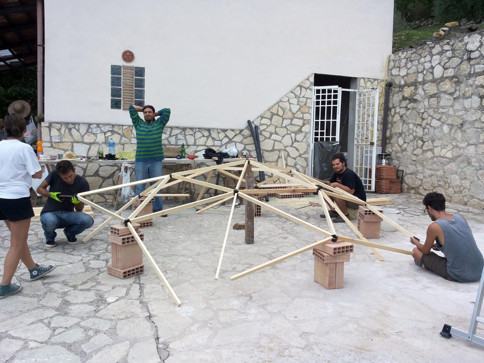 Vista dall'alto del cantiere — cupola geodetica in costruzione