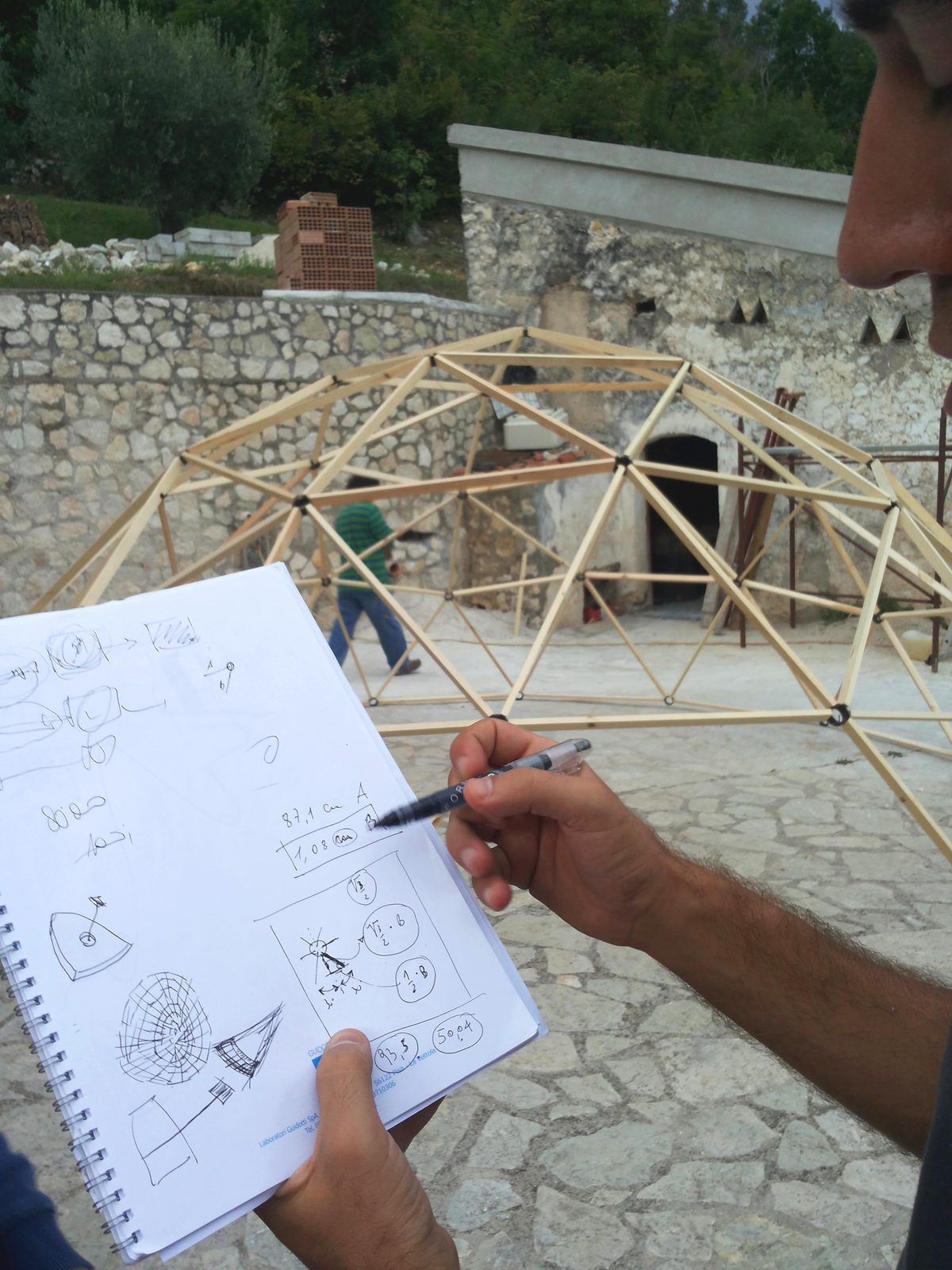 Partecipante al cantiere durante il montaggio della cupola