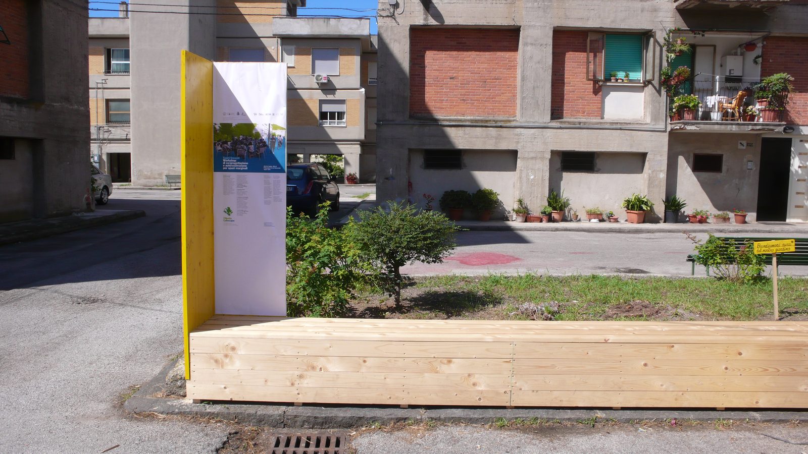 Innesti — momento di vita nella nuova piazzetta con abitanti del quartiere
