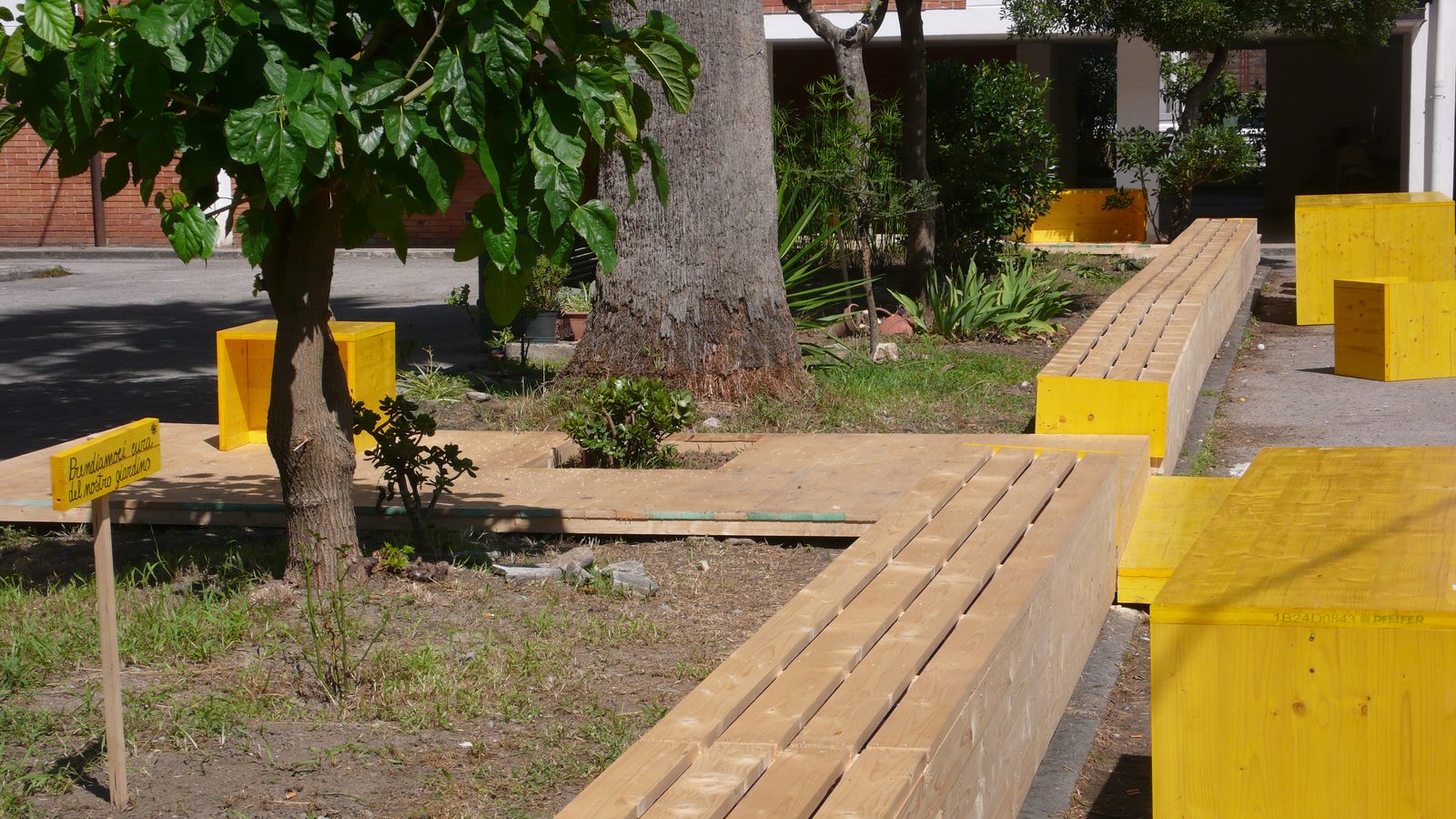 Innesti — dispositivi urbani in legno nella piazzetta via Kennedy