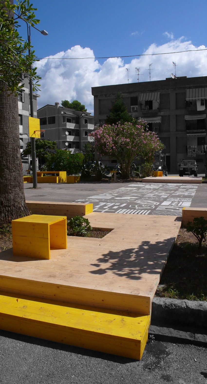 Innesti — dettaglio elemento di arredo urbano in legno autocostruito