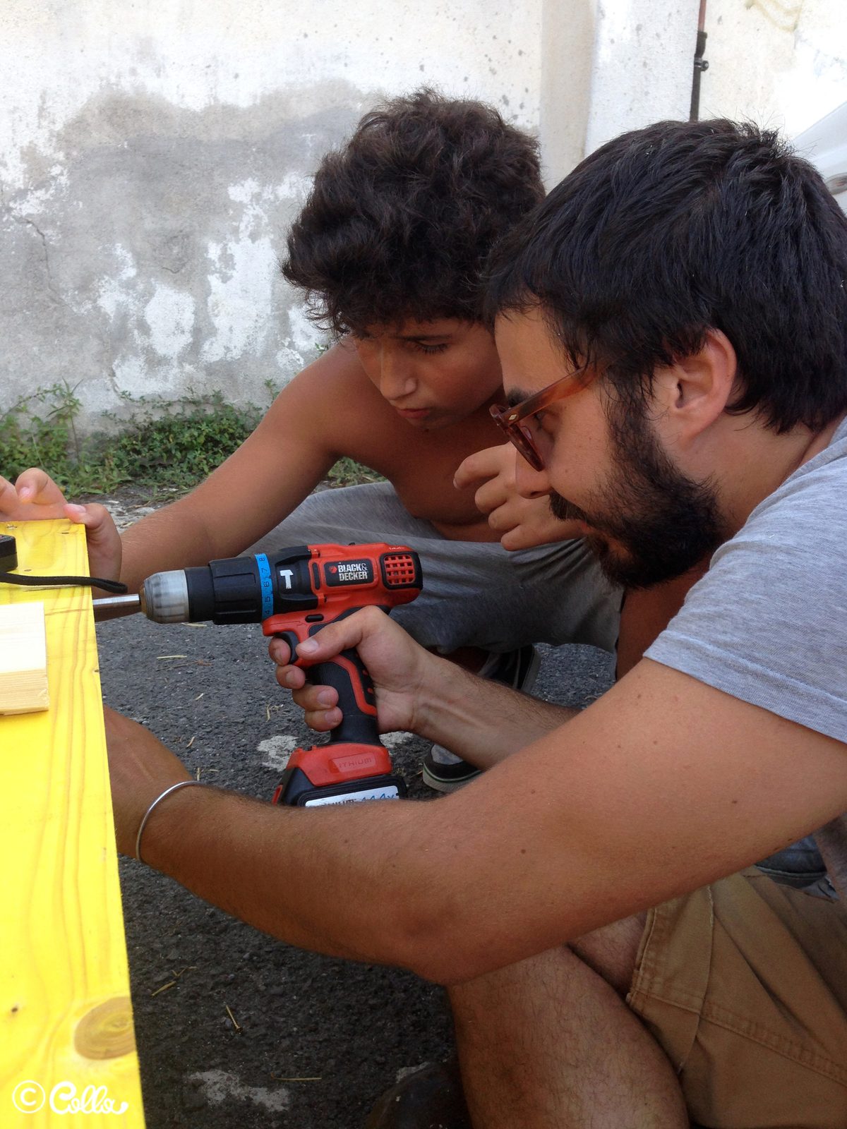 Cantiere Innesti — partecipanti al workshop durante il montaggio