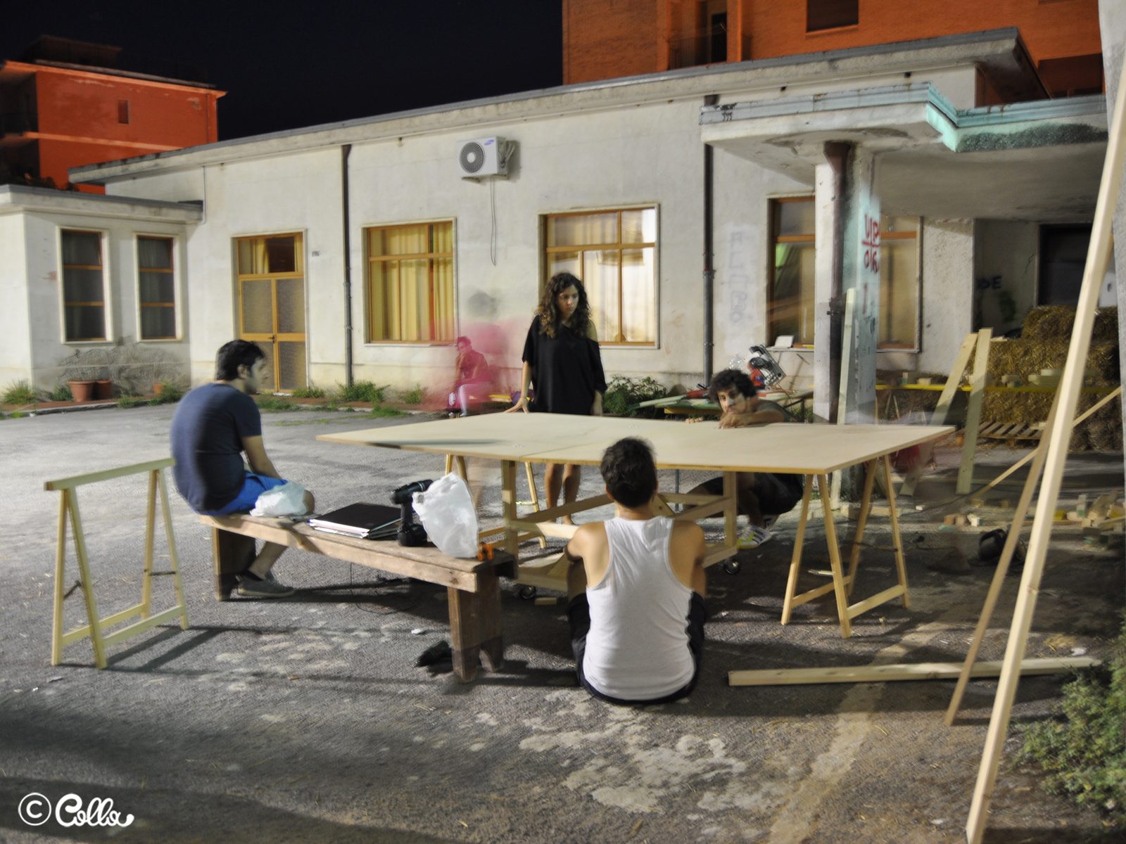 Cantiere Innesti — montaggio finale degli arredi in piazzetta