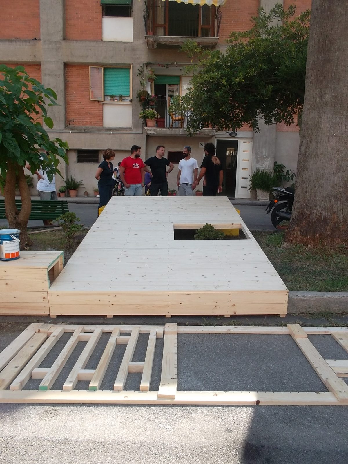 Cantiere Innesti — collocazione degli ultimi elementi nella piazza