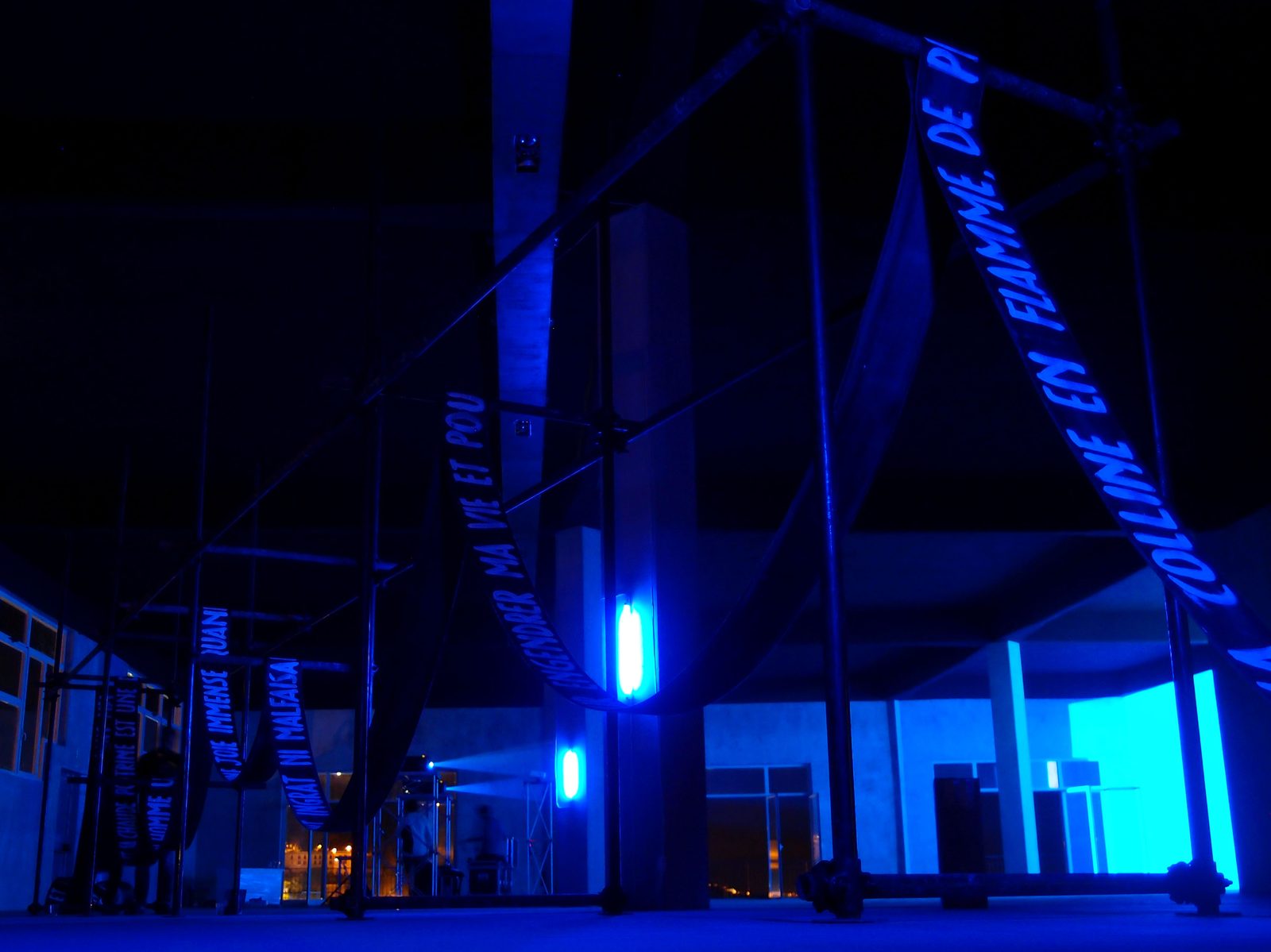 Le Fil Noir — vista laterale dell'installazione