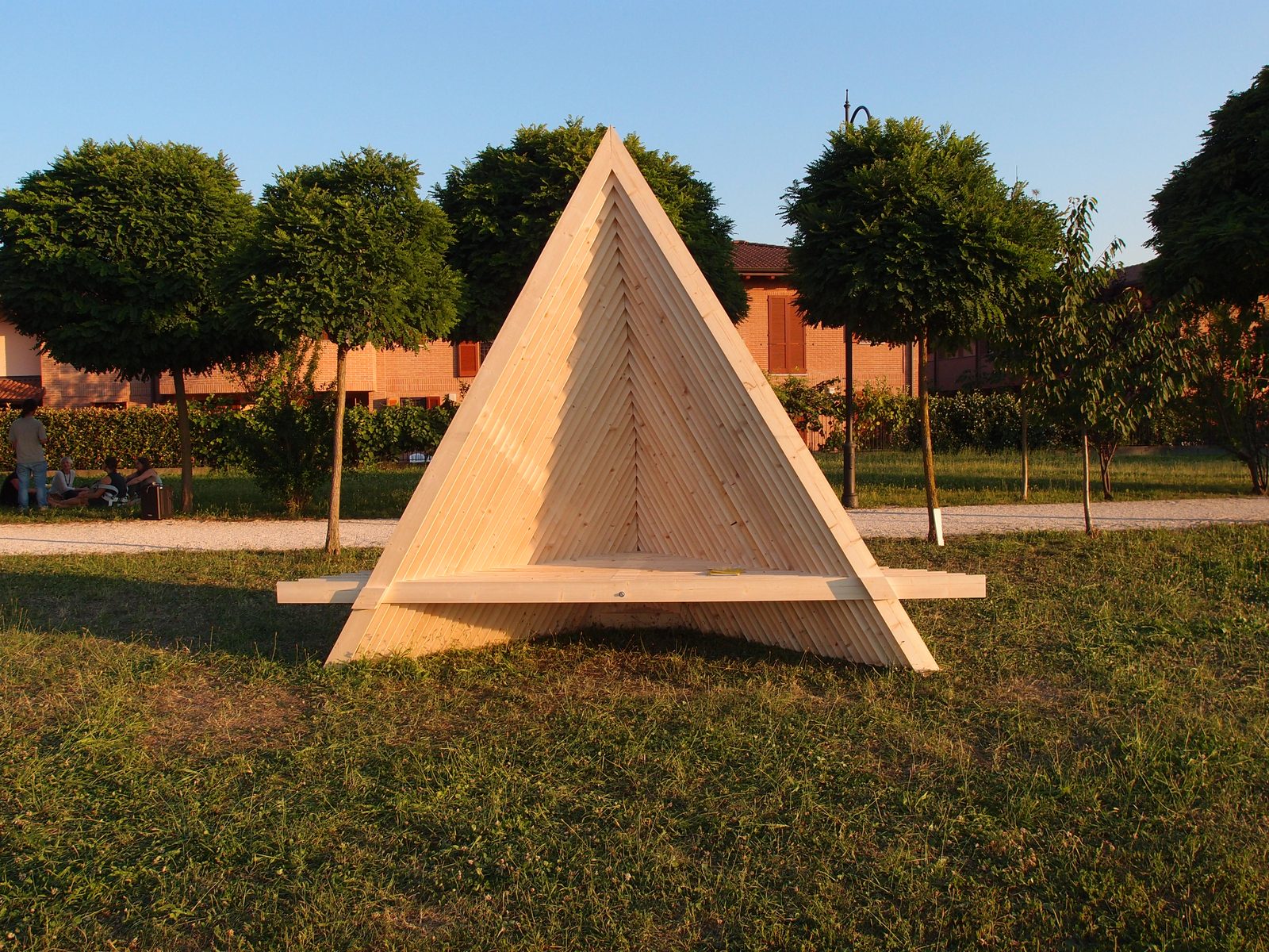 Pausa — vista laterale della scultura nel paesaggio