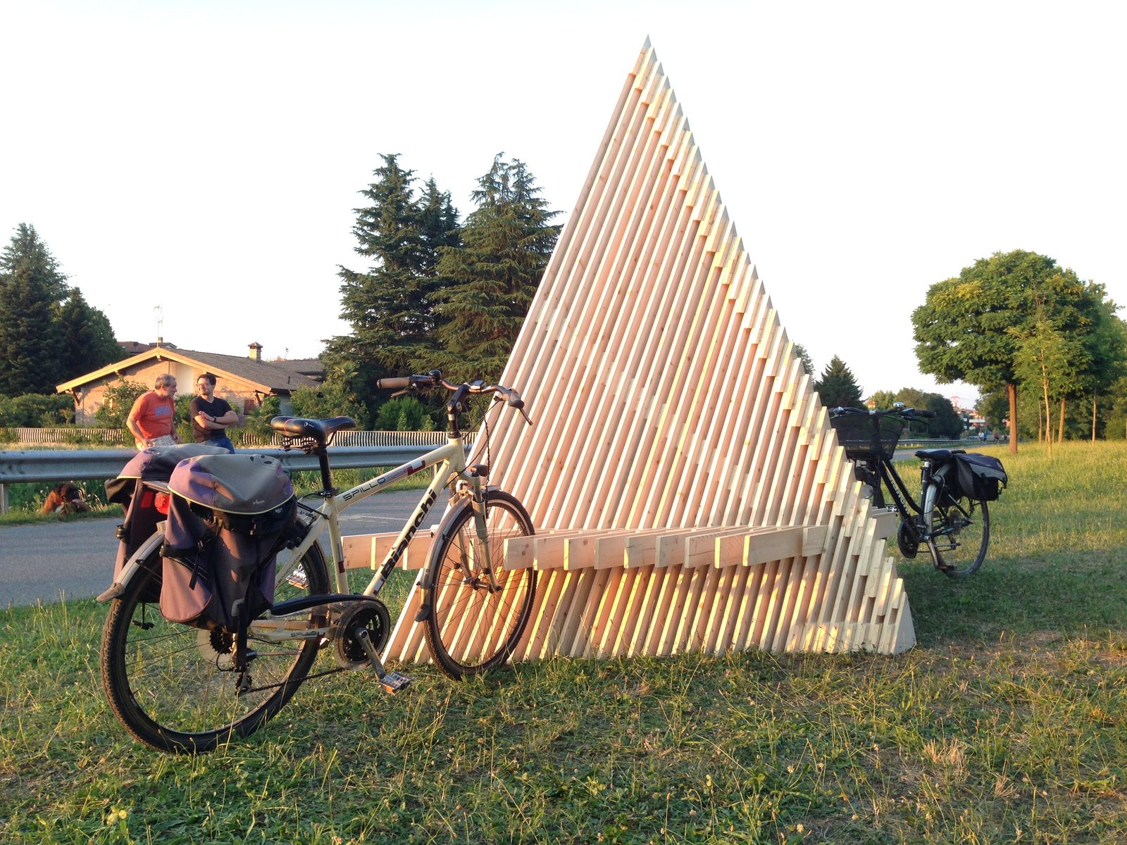 Pausa — bici agganciate alla rastrelliera integrata