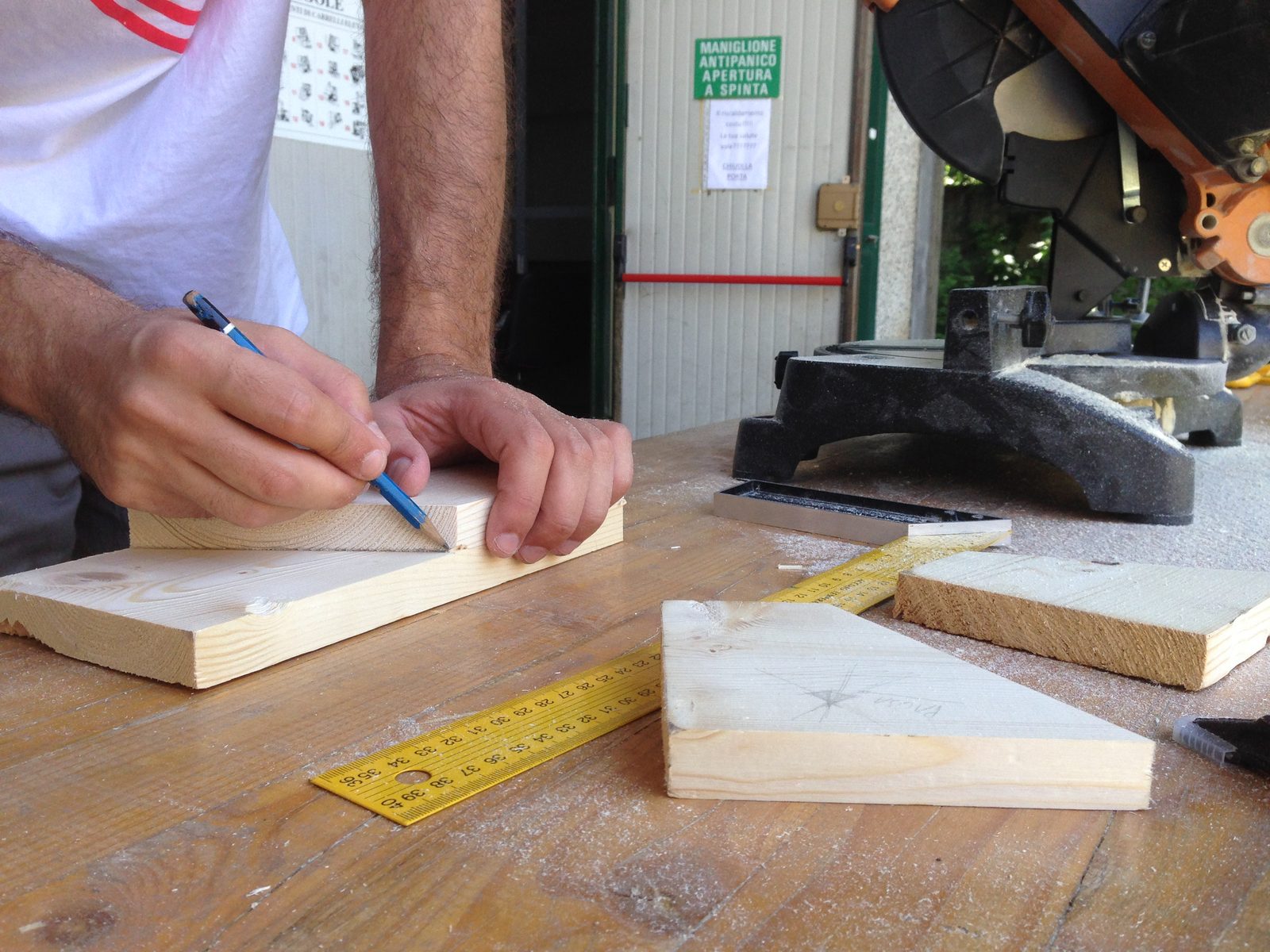 Cantiere Pausa — taglio degli elementi in legno
