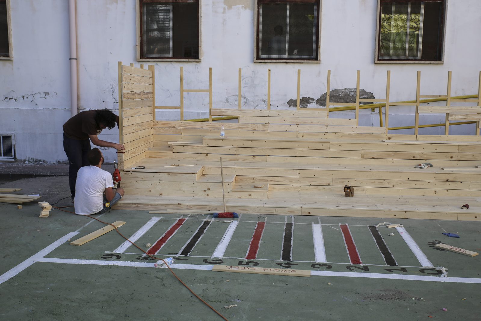 Cantiere SGAT — pittura del pavimento del cortile