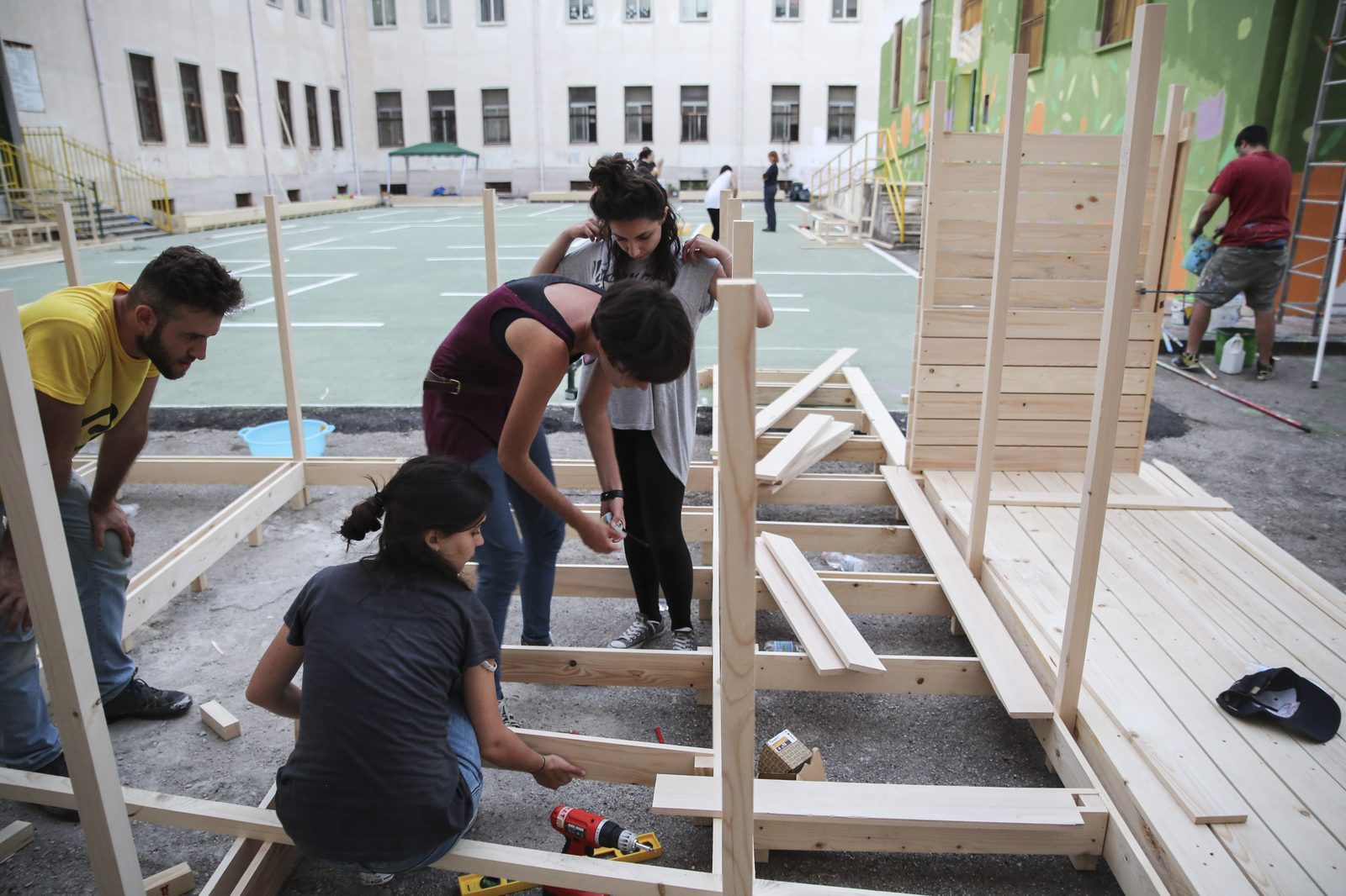 Cantiere SGAT — intervento decorativo sul muro perimetrale