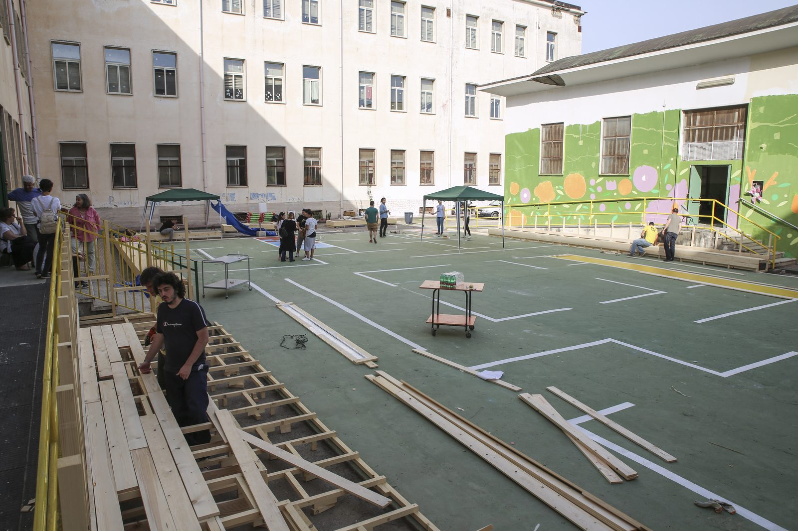 Cantiere SGAT — posa degli ultimi elementi nel cortile