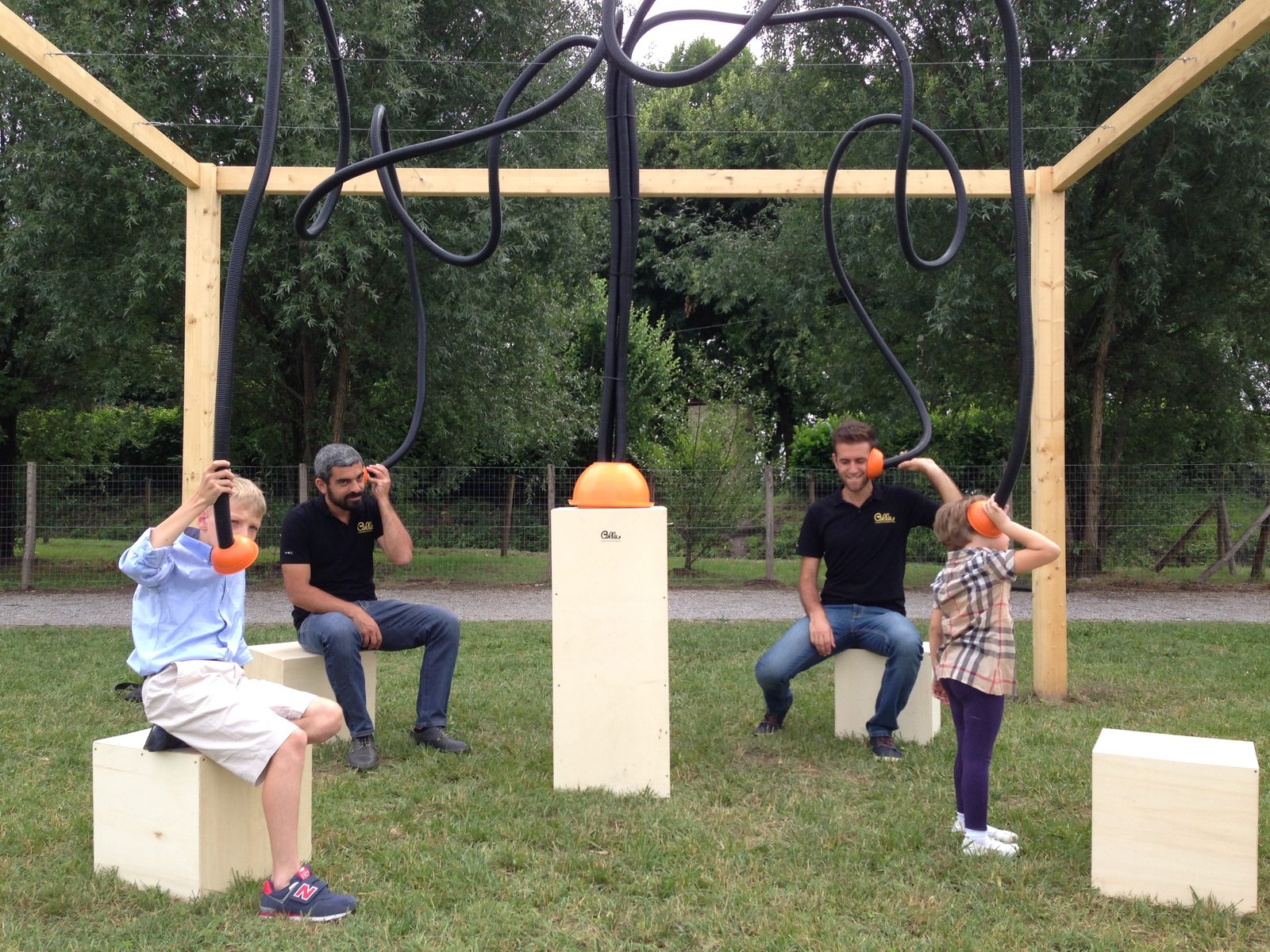 Tubodiffusione — pubblico del festival Ecoismi attorno all'installazione